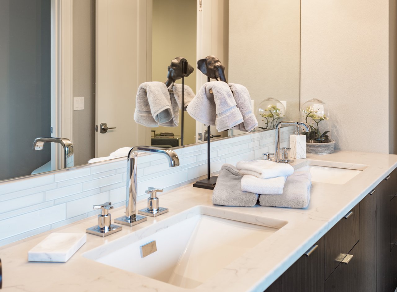 Dual sinks and counter decorated with towels